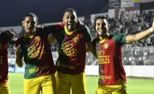 Em noite iluminada, João Veras marca e dá assistência na goleada do Brusque diante de seu ex-clube