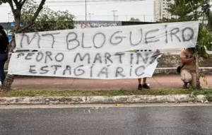Torcida do Santos protesta e critica presidente: 'Blogueiro'