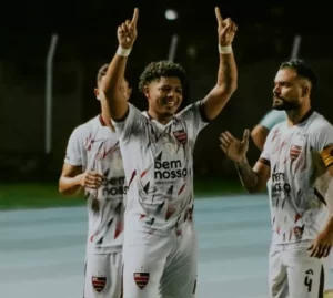 Águia-PA 0 x 2 Trem-AP - Locomotiva subindo na Série D