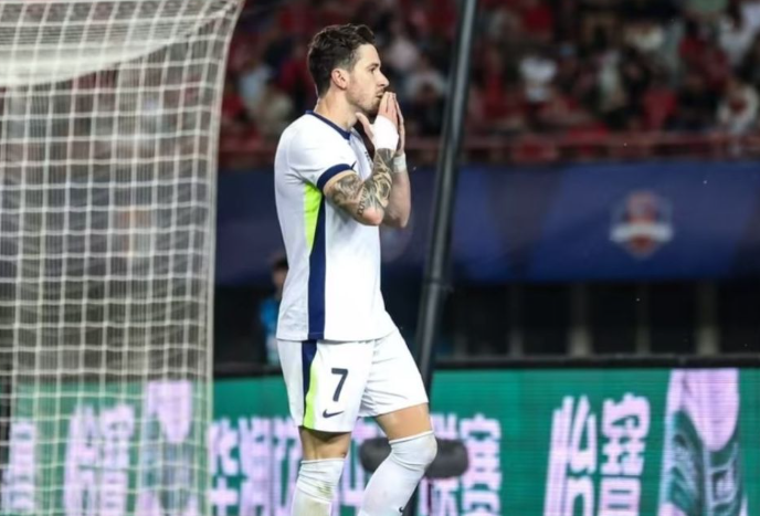 Meia ex-Botafogo se destaca na China com gol e assistência