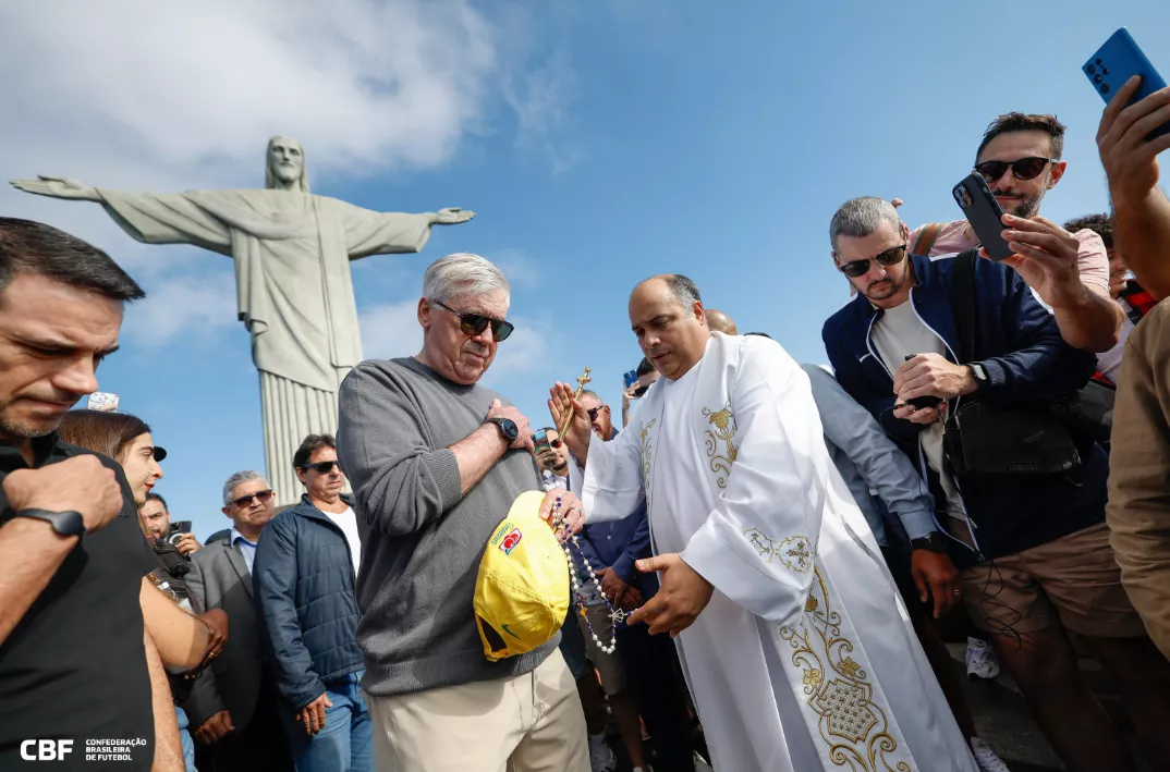 Carlo Ancelotti conhece Cristo Redentor e recebe bênção de padre 2 image 138