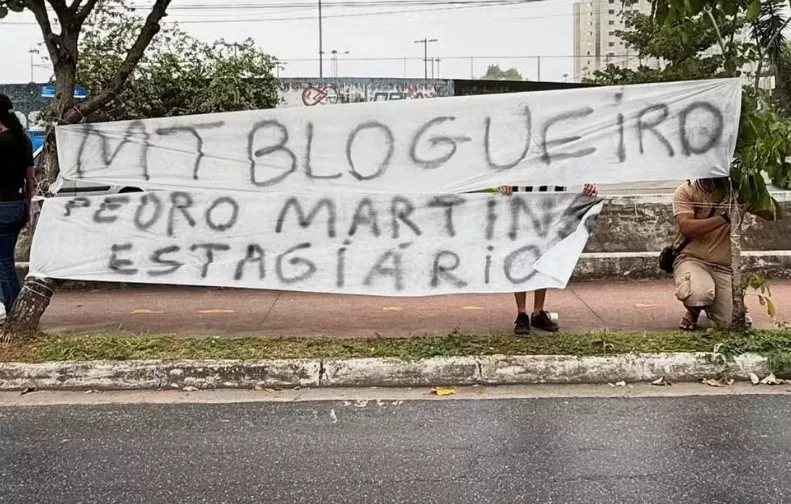 Torcida do Santos protesta e critica presidente: ‘Blogueiro’