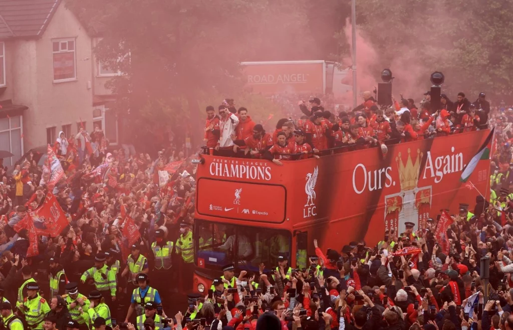 Atropelamento durante comemoração de título do Liverpool deixa 4 torcedores gravemente feridos