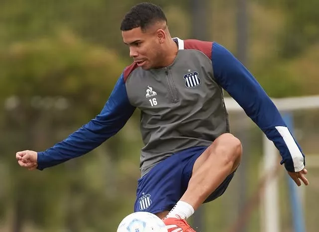 Jogador do São Paulo é acusado de xenofobia por adversário, que desabafa: "Nunca me envergonharei" 2 Miguel Navarro acusa jogador São Paulo xenofobia