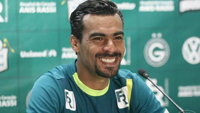 Ídolo do Goiás, Araújo volta ao futebol aos 47 anos