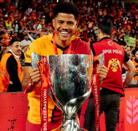 Meia ex-São Paulo conquista primeiro título pelo Galatasaray e mira Campeonato Turco