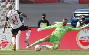 Weverton e Arrascaeta são eleitos melhor goleiro e jogador do Brasileirão em abril