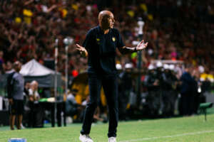 Athletico mira técnico demitido no Brasileirão