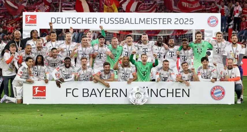Bayern recebe taça do Alemão e faz festa de despedida para Müller 1 Bayern