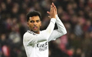 Rodrygo deixa treino do Real Madrid após falar com Ancelotti em meio a rumores sobre saída