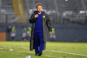 Seabra prega cautela após nova vitória do Bragantino: “Cada jogo é uma decisão”