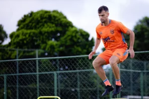 Zagueiro do Sport aguarda liberação para estrear em 2025
