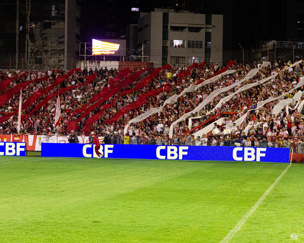 Auxiliar do Náutico exalta torcida após eliminação na Copa do Brasil 2 Torcida Náutico recorde 2025 Aflitos