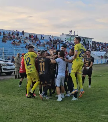 Iguatu-CE 3 x 0 Parnahyba-PI - Azulão goleia e entra na zona de classificação 1 Jogadores do Iguatu comemoram gol