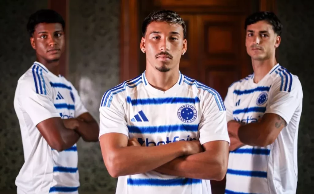 Cruzeiro lança nova camisa inspirada no hino, que completa 60 anos