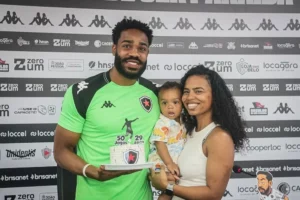 Botafogo-PB quebra protocolo e celebra marca de Wendel Lomar