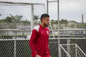 Lateral do CRB avalia disputa por titularidade: 