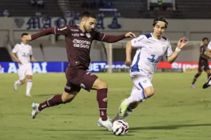 Volante do Avaí celebra empate: 