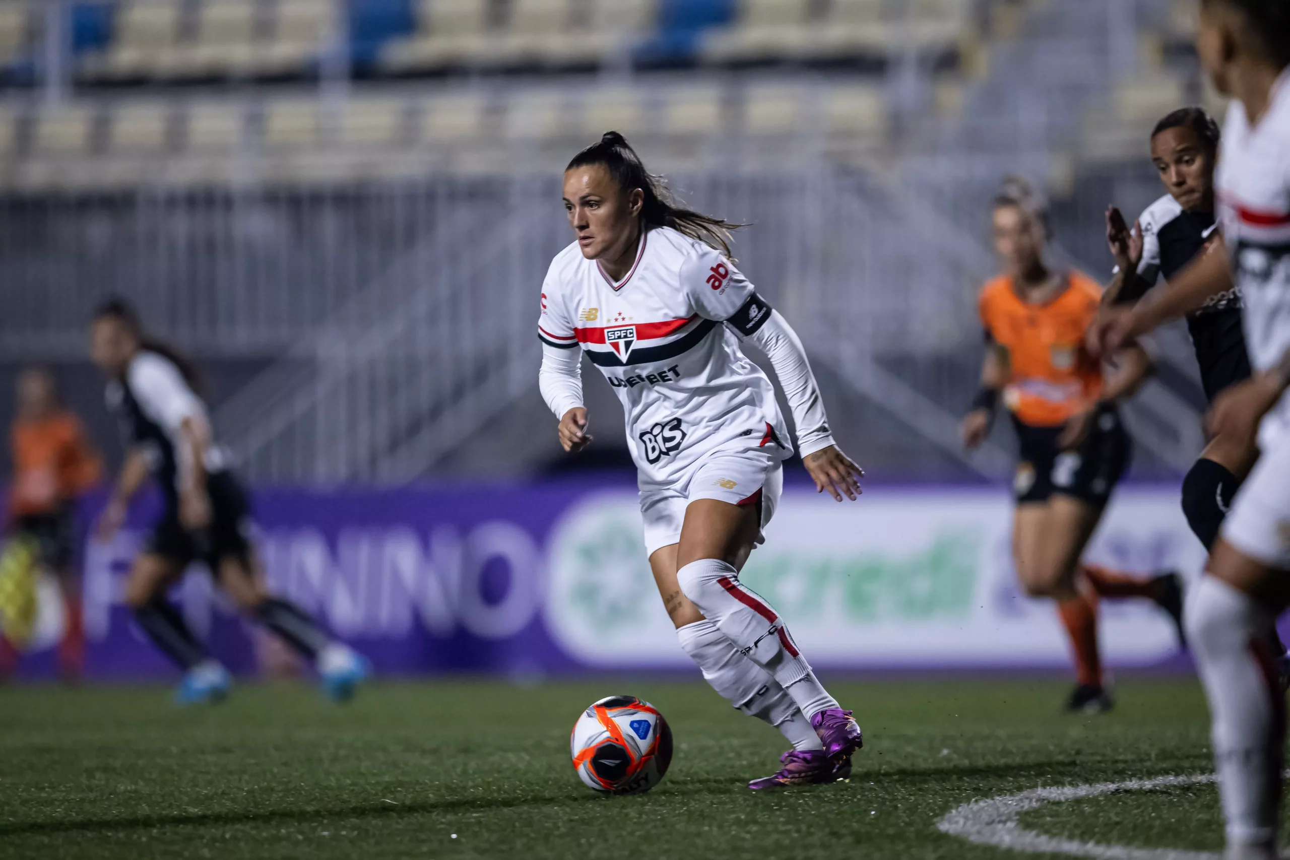 São Paulo vence o Corinthians com gols nos acréscimos