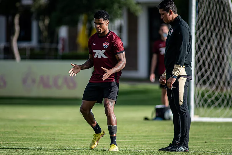Vitória tem treino tático e perde zagueiro por quatro meses