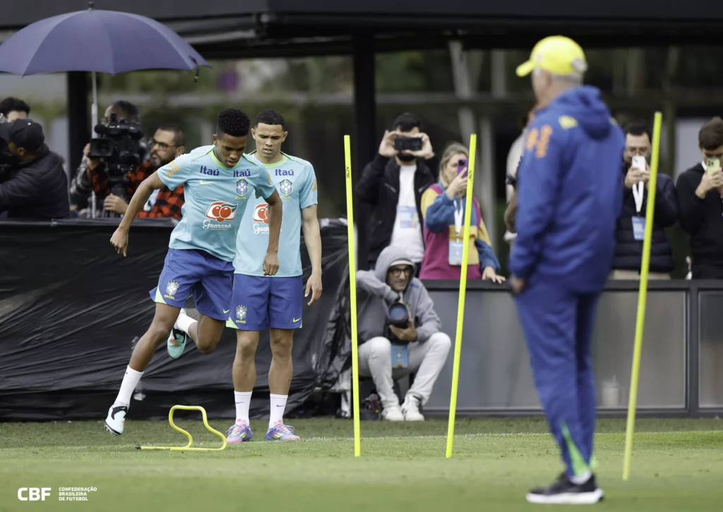 Brasil faz penúltimo treino debaixo de chuva e com dúvida no ataque