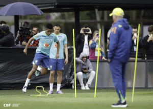 Brasil faz penúltimo treino debaixo de chuva e com dúvida no ataque