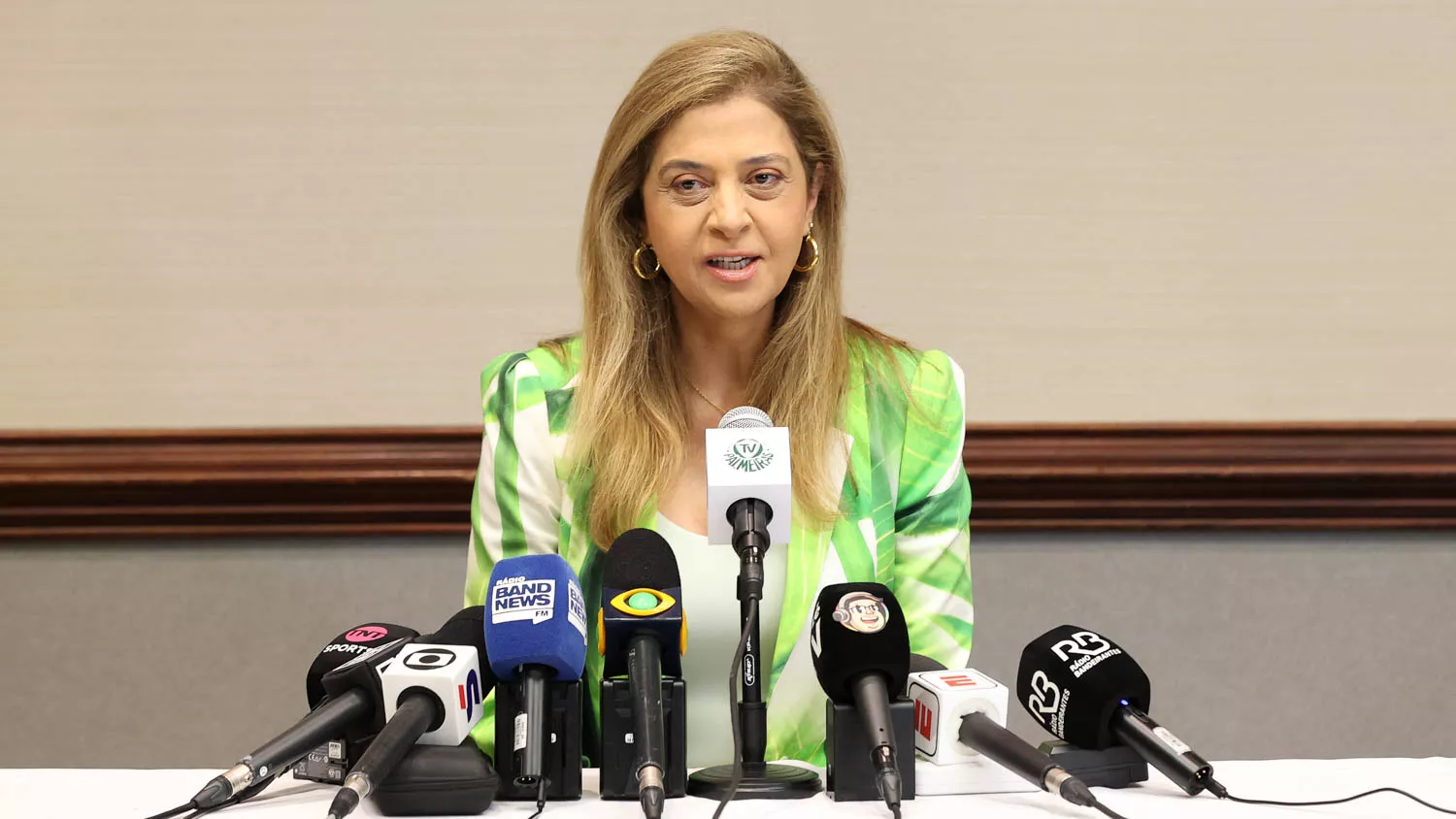 Leila se orgulha de ser única chefe mulher no Mundial 1 Leila Pereira é a única mulher presidente no Mundia
