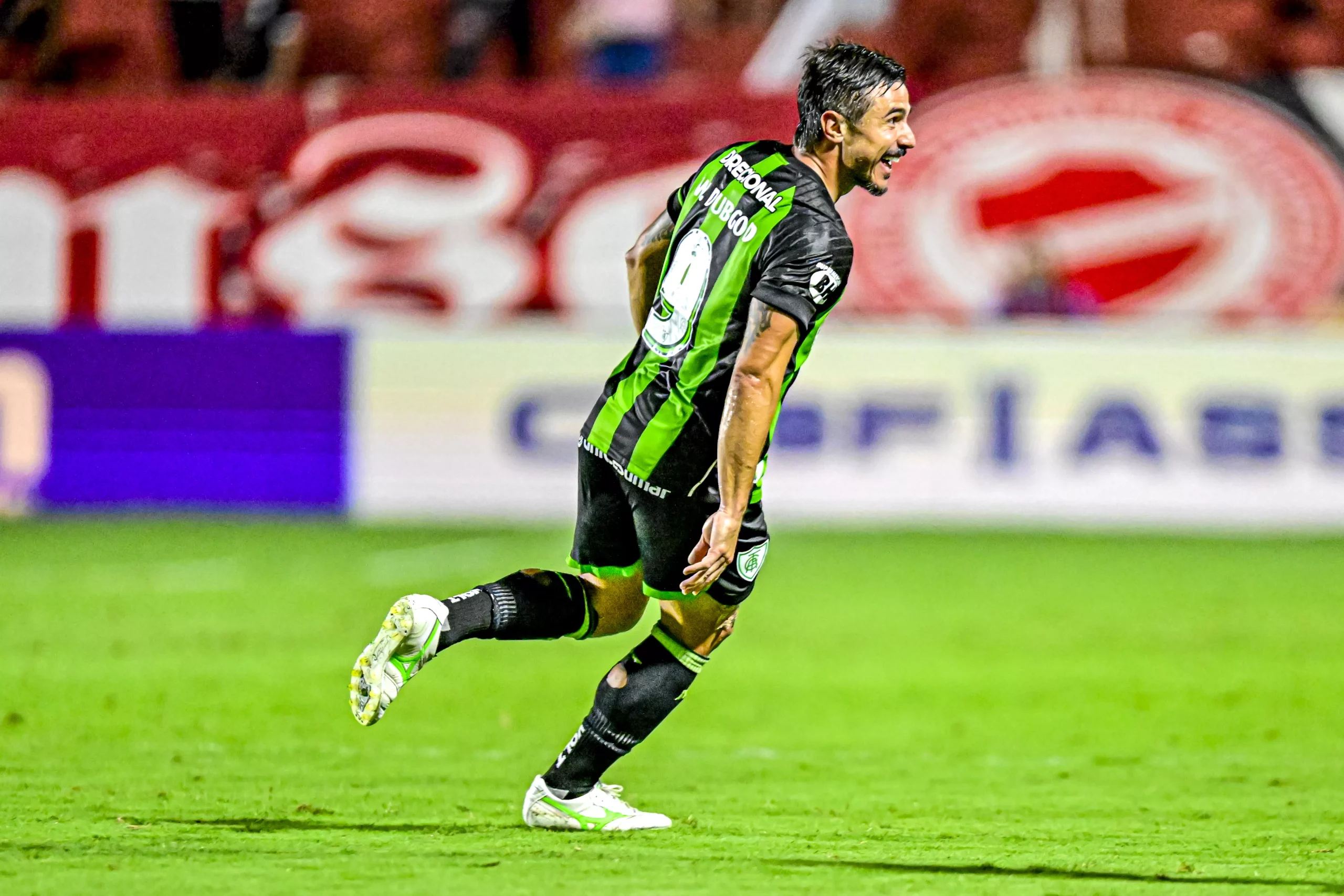 Willian Bigode brilhou na vitória do América-MG em Goiânia