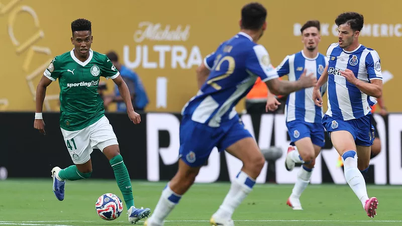 Jornal espanhol chama Estêvão de 'fenômeno' após estreia do Palmeiras no Mundial