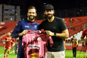 Goleiro Alisson prestigia irmão Muriel em jogo do Náutico