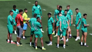 Lesão e cartões amarelos podem fazer Palmeiras mudar meio time contra o Inter Miami no Mundial