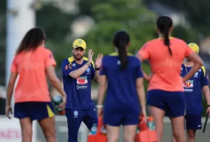 Seleção feminina de futebol faz 2º treino na França e Arthur Elias prioriza sistema defensivo
