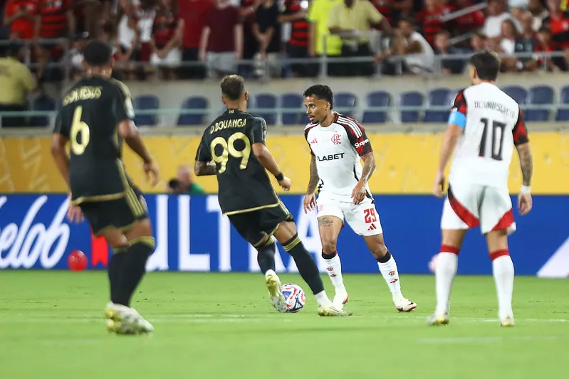 Flamengo protagoniza jogo morno, tem trave como inimiga e empata com o LAFC no Mundial de Clubes