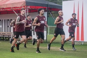 Com retorno de Fabrício, Vitória treina forte neste sábado