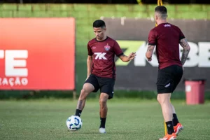 Vitória treina em dois períodos e mantém clima de observação interna