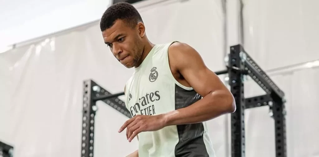 Mbappé processa PSG por suposto caso de assédio moral 2 Mbappé durante treino (Foto: Divulgação/ Real Madrid)