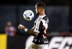 Coutinho quer seguir no Vasco e negocia futuro com Aston Villa