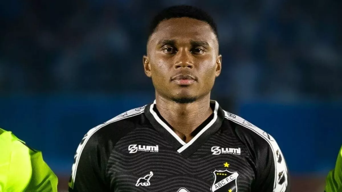 Volante do ABC sofre lesão grave e precisará de cirurgia (Foto: Rennê Carvalho/ABC)