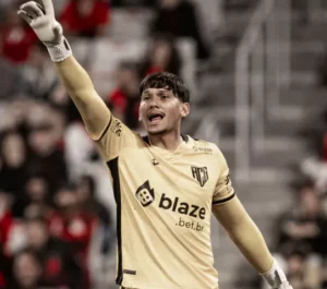 Goleiro do Atlético-GO comemora vitória na estreia pelo profissional na Série B