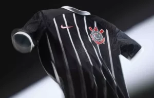 Corinthians anuncia volta da camisa listrada e renova com Nike