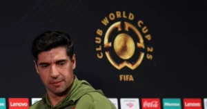 Abel se irrita e cita Messi e CR7 para defender Estêvão: 'É puro e ingênuo'