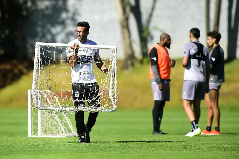Alberto Valentim proibe novas expulsoes na ponte preta