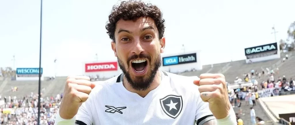 Alex Telles projeta Botafogo x Palmeiras no Mundial: ‘Histórico’