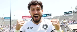 Alex Telles se declara ao Botafogo após renovação: 'Carinho recíproco'