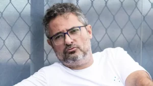 Alexandre Mattos é apresentado aos jogadores do Santos