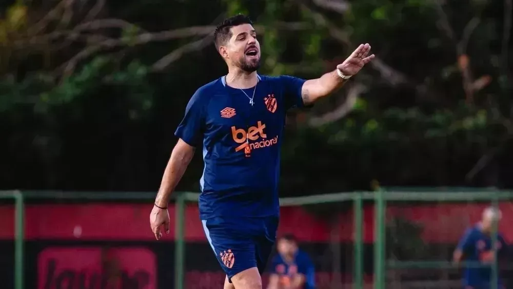 Remo mira António Oliveira após saída de Daniel Paulista