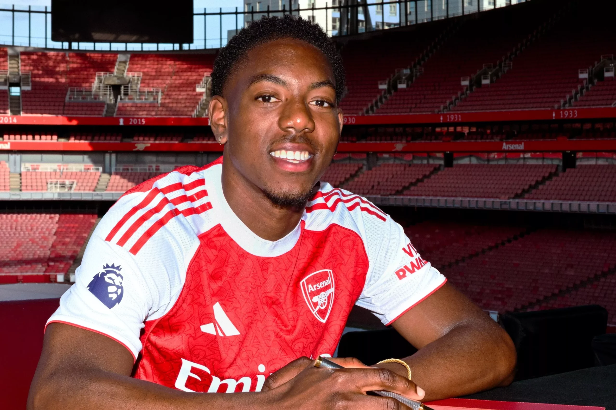 Jovem prodígio renova com o Arsenal por 5 temporadas (Foto: Divulgação/Arsenal)