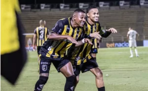 Atacante do Volta Redonda celebra vitória na Série B: 