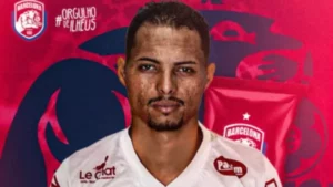 Volante do Barcelona-BA sofre pancada no rosto e passa por cirurgia