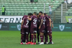 Série B: Técnico da Ferroviária elogia elenco em vitória sobre o América-MG